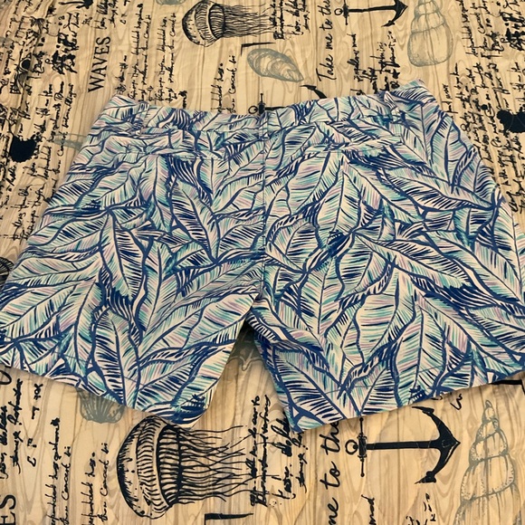 Lilly Pulitzer  Jayne stretch short GUC size 10 and size 12 - Picture 4 of 4